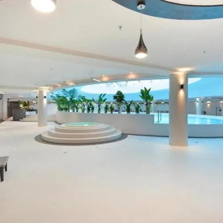 Hanza Tower Luxury 24 Pool & Spa דירה שצ'צ'ין